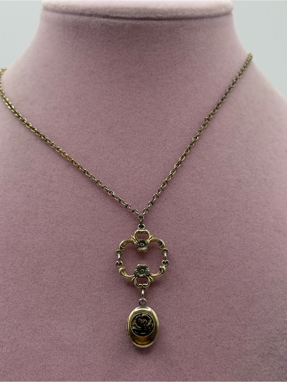 1928 Vintage-Style Floral locket Pendant Necklace in Antique Gold